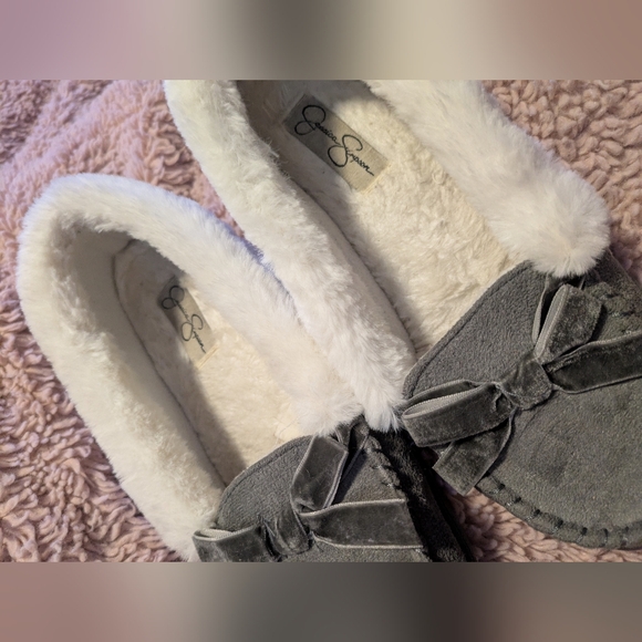 Jessica Simpsons Women's Moccasins Slippers with Cute Bow Detail - Picture 2 of 6